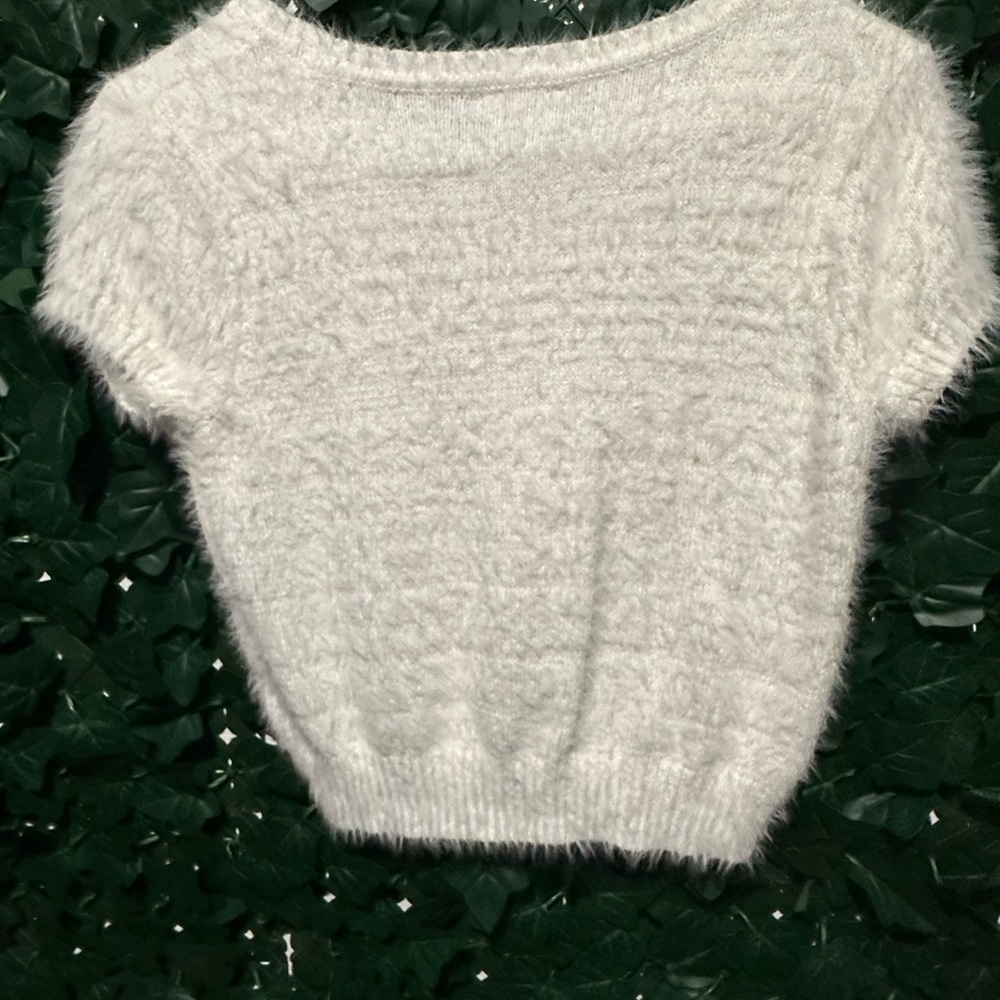 Fuzzy white crop shortsleeved sweater - Picture 2 of 3
